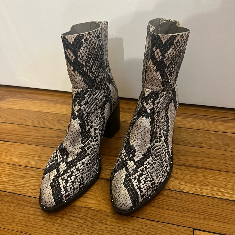 Treasure & bond snakeskin booties in great condition! Size US 7.5